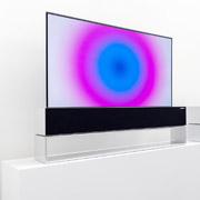 Потрясающее качество изображения сворачивающегося телевизора LG OLED продемонстрировало новую работу прославленного художника на ведущей международной художественной ярмарке.