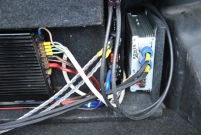 Справа в нише багажника – мидбасовый и сабвуферный усилители