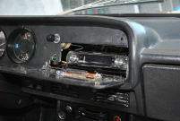 Лицевая панель приёмника откидывается для зарядки CD в скрытое в торпедо ГУ