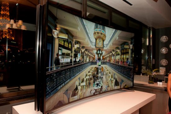  Samsung launches TV with bendable screen 