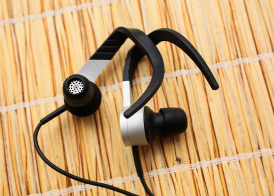 KEF M200 имеют крупные корпуса с двумя излучателями внутри и гибкими заушинами для надежного удержания на голове