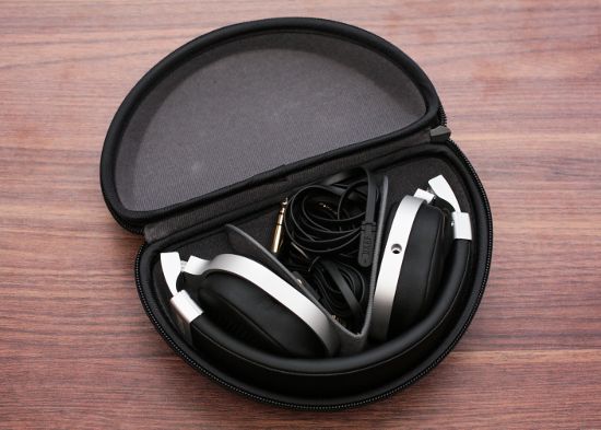 Наушники KEF M500 поставляются в комплекте с защитным чехом для переноски