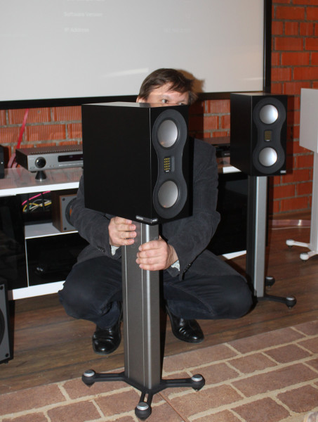   AV Cafe      Monitor   Studio  Monitor Audio