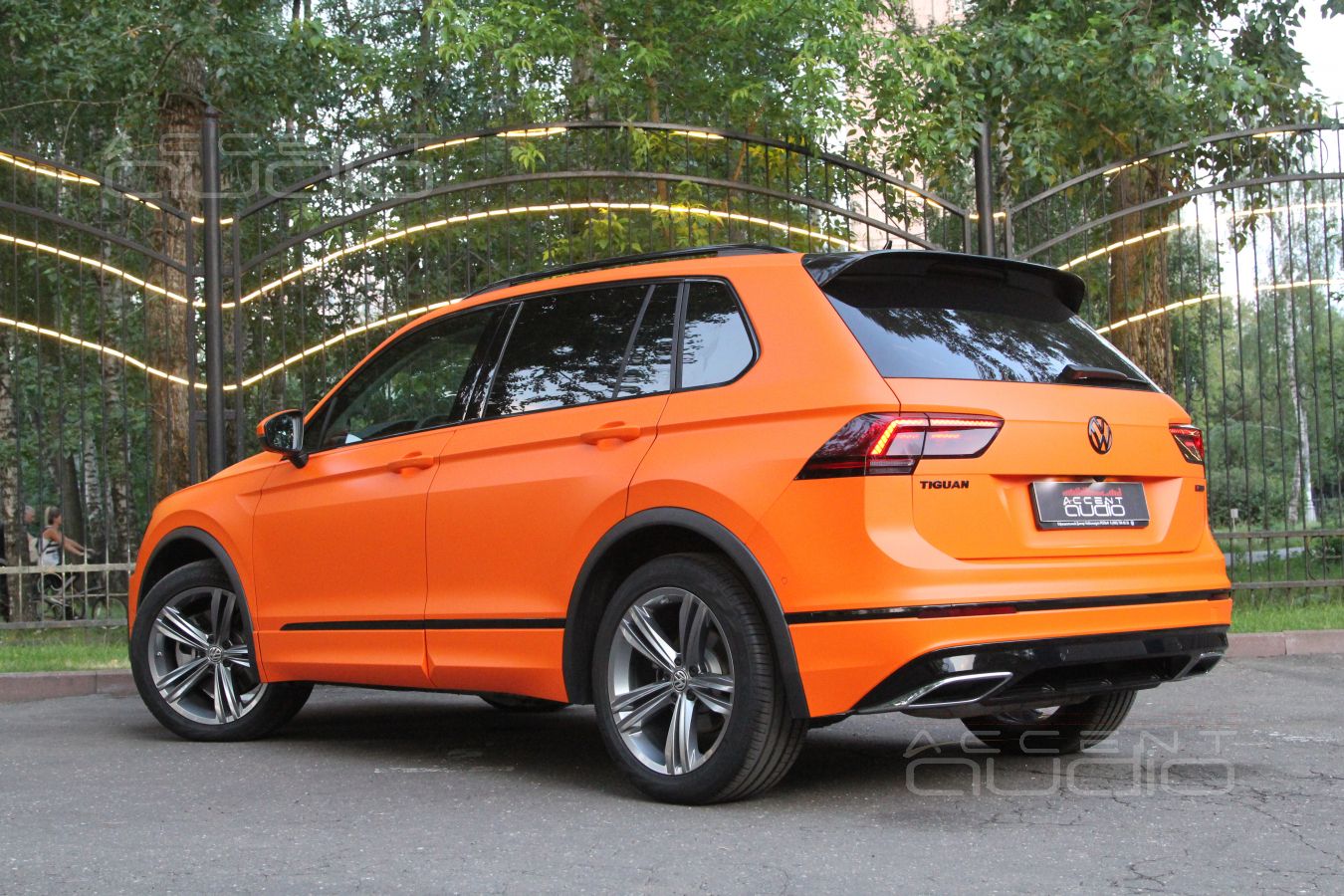 Оранжевое настроение: инсталляция премиум класса в Volkswagen Tiguan
