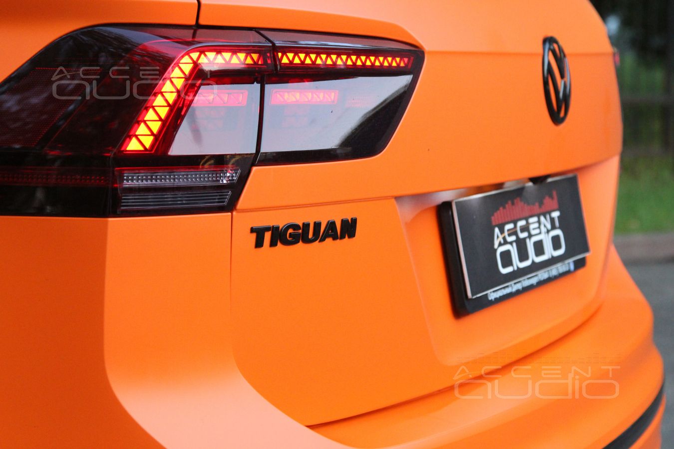 Оранжевое настроение: инсталляция премиум класса в Volkswagen Tiguan