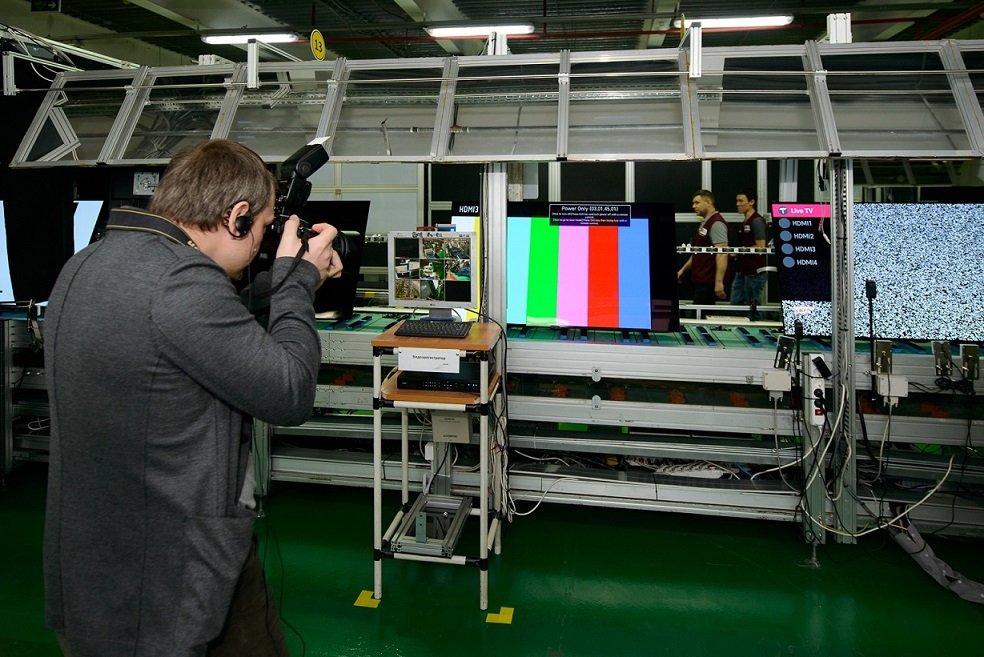 Тест на цветопередачу на линии сборки OLED TV