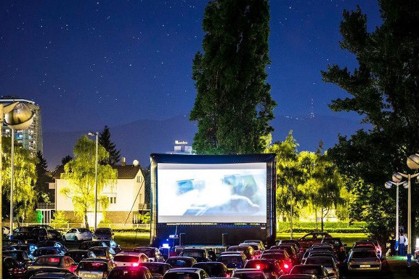 Новые надувные экраны Airscreen Drive для современных автомобильных кинотеатров