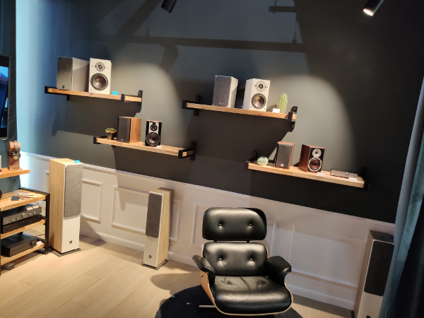В столичном салоне dr.Head появилась отдельная демо-комната с экспозицией брендов DALI и Cambridge Audio