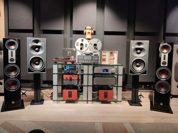 В столичном салоне dr.Head появилась отдельная демо-комната с экспозицией брендов DALI и Cambridge Audio