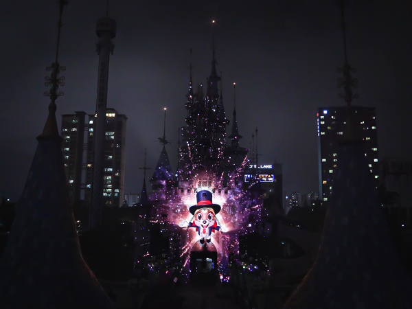Решения Christie помогают создать масштабный видеомэппинг на легендарном «Волшебном замке» в парке приключений Lotte World
