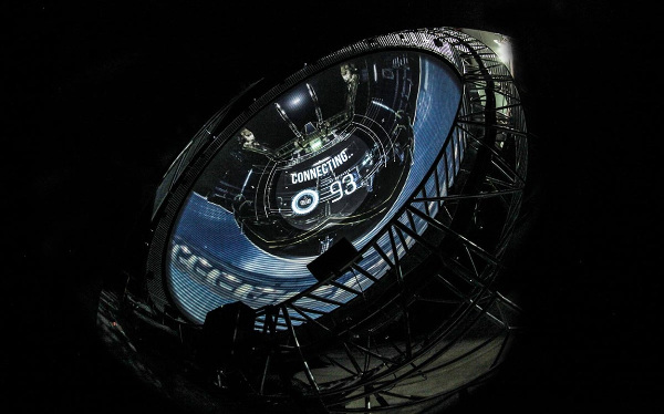 в захватывающем аттракционе виртуальных полетов под названием «Крыло космоса» восемь лазерных проекторов D13WU-HS создают панорамное изображение на куполе