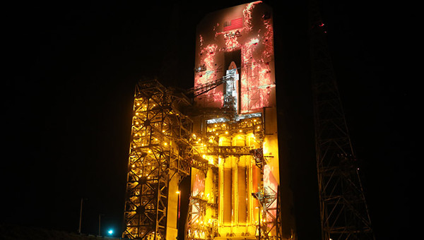 Christie RGB pure laser проекторы украсили запуск ракеты United Launch Alliance впечатляющим 3D мэппингом