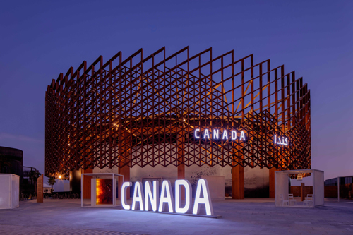 Павильон Канады на Expo 2020 Dubai, где зрители погружаются в динамичный видеоряд при помощи проекционных решений Christie