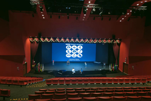 Светодиодные дисплеи Hikvision в Дубае создали «вау-эффект» в актовом зале