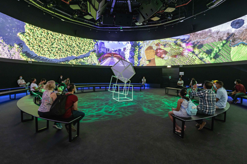 Павильон Канады на Expo 2020 Dubai, где зрители погружаются в динамичный видеоряд при помощи проекционных решений Christie