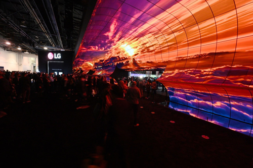 Завораживающая инсталляция LG OLED Horizon на выставке CES 2023