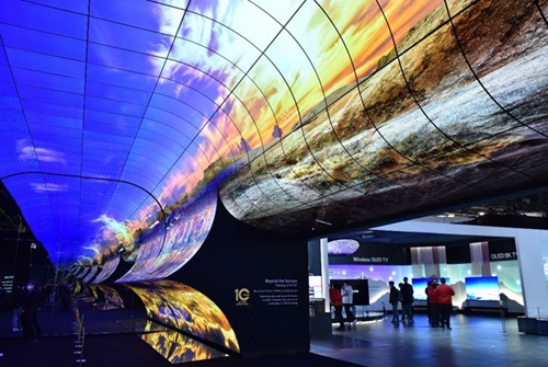 Завораживающая инсталляция LG OLED Horizon на выставке CES 2023