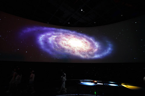 Лазерная проекция и решения для управления контентом Christie вызывают восторг у зрителей в астрономическом музее Шанхая 
